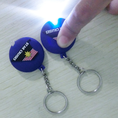 Un llavero suave echado a un lado doble del PVC, llavero de la linterna de LED del alto brillo
